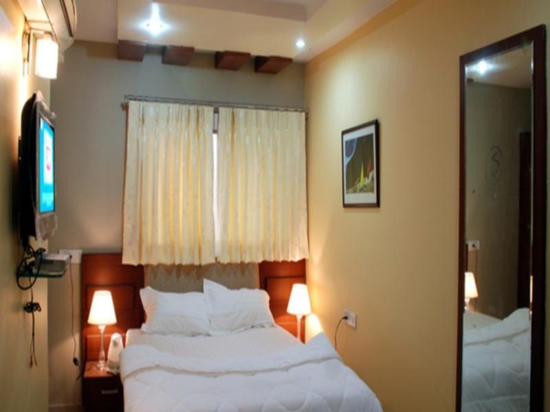 Hotel Sri Madhura Inn Hajdarabad Zewnętrze zdjęcie